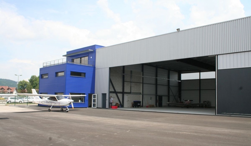 Hangar avions, poteaux métalliques