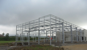 Montage d&#039;une charpente métallique pour un bâtiment industriel dans l&#039;agro alimentaire