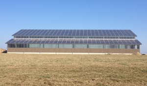 Couverture d&#039;un bâtiment industriel en panneaux photovoltaïques