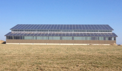 Couverture d'un bâtiment industriel en panneaux photovoltaïques